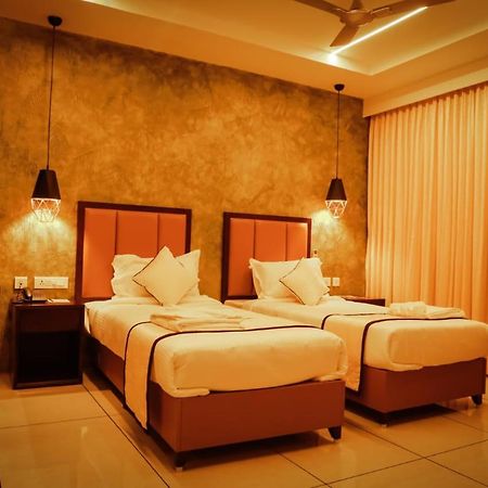 Hotel New York Square Kottayam Buitenkant foto