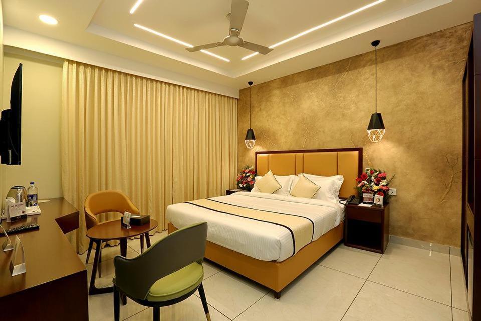 Hotel New York Square Kottayam Buitenkant foto